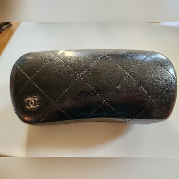 Chanel Tortoise Acetate Sunglasses with Bow and Case - Picture 5 of 5